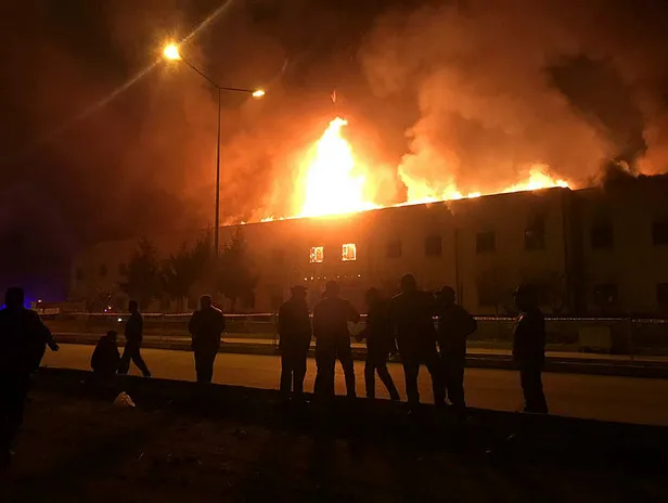 Tokat'ta tarihi handa korkutan yangın! İçeride patlayıcı maddeler var!-1