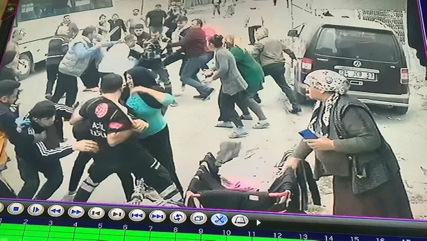 istanbulda-saglik-ekibine-saldiran-4-zanlidan-3u-tutuklandi-1667852563393.jpeg İstanbul'da sağlık ekibine saldıran 4 zanlıdan 3'ü tutuklandı-3