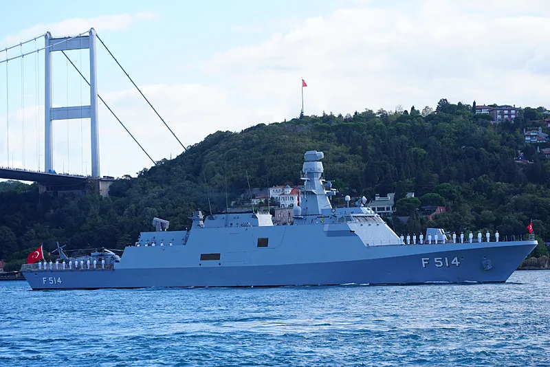 İstanbul Boğazı'nda Deniz Kuvvetleri'ne ait 15 gemi ile geçit töreni düzenlendi.