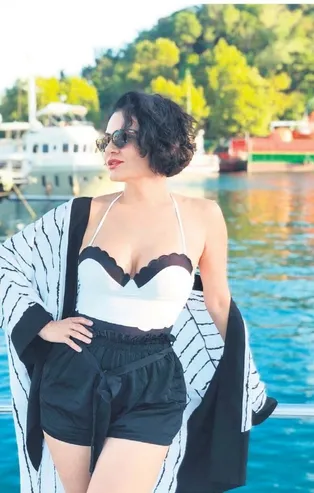 Göksel köy hayatına alıştı... Ege'de İkiz teyzelerle böyle poz verdi