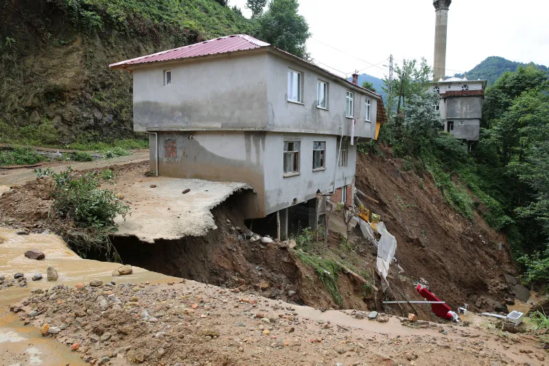 Rize'de 1 ev çöktü, 22 ev boşaltıldı, mahsur kalanlar kurtarıldı - 11