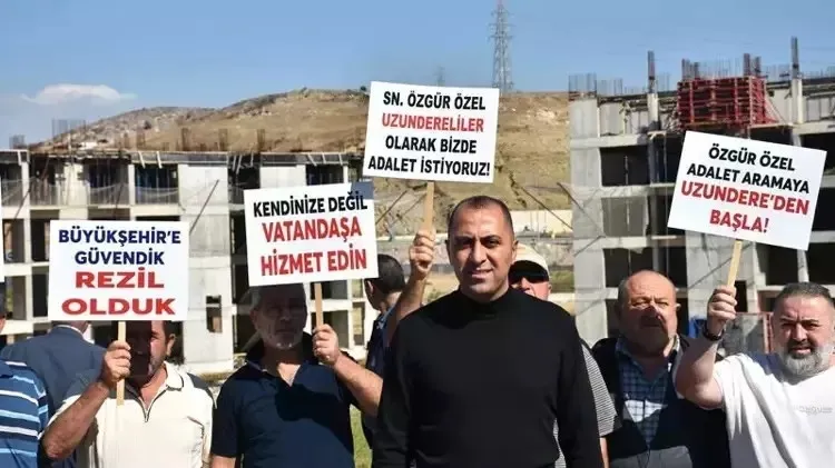 chpnin-uzundere-utanci-15-yillik-kordugum-ozgur-ozel-izmirdeki-cileyi-yine-gormezden-geldi-1775532819439.jpeg CHP'nin Uzundere utancı! 15 yıllık kördüğüm... Özgür Özel İzmir'deki çileyi yine görmezden geldi-3