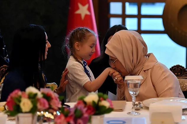 Devlet Ana Emine Erdoğan savaş mağduru Ukraynalı çocuklarla iftarda bir araya geldi!  "Nobel Barış Ödülü'ne layık olduğu gün gibi aşikâr"