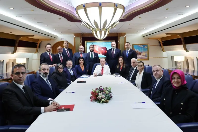 chpnin-saibeli-kurultayi-baskan-erdogana-soruldu-bakalim-oradaki-kotu-kokular-nasil-bir-cukurdan-geliyor-1739533441617.jpeg Başkan Erdoğan Malezya, Endonezya ve Pakistan'ı kapsayan Asya-Pasifik ziyareti sonrası uçakta gazetecilerin sorularını yanıtladı (Takvim.com.tr)