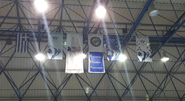 Yunan taraftardan büyük küstahlık! Türk bayrağını açtırmadılar!-1