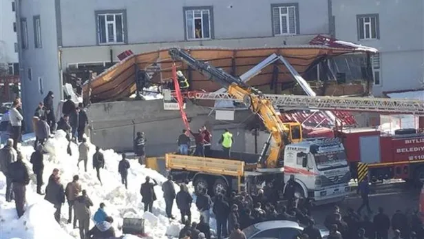 Bitlis’te çatıdan düşen kar kafeyi çökertti: 1 ölü, 7 yaralı-1