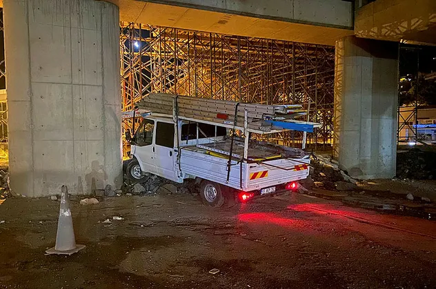 Zonguldak'ta kontrolden çıkan kamyonet viyadük inşaatına daldı