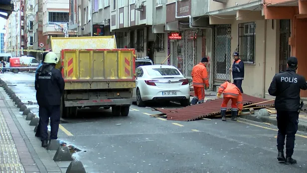 Meteoroloji turuncu alarm vermişti! Esenler'de fırtına çatı uçurdu!-1