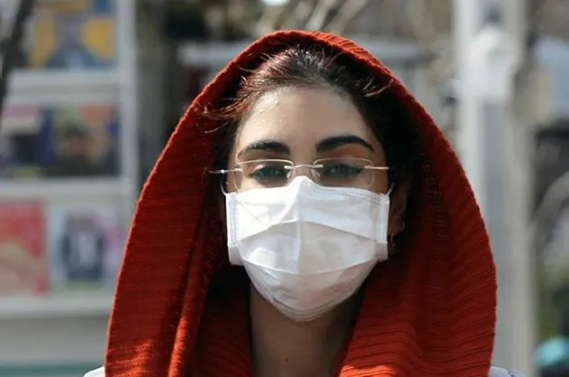 İran'da fabrikalar, koronavirüse karşı tıbbi maske yetiştirebilmek için 24 saat çalışıyor