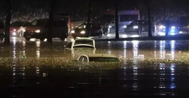 Gaziantep’te sağanak yağışa teslim! Cadde ve sokaklar göle döndü | Araçlar mahsur kaldı