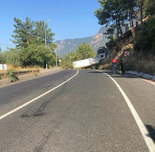 muglada-sivilastirilmis-dogal-gaz-tasiyan-tanker-kaza-yapti-ekipler-alarma-gecti-1690970526528.jpeg Muğla'da sıvılaştırılmış doğal gaz taşıyan tanker kaza yaptı! Ekipler alarma geçti-2