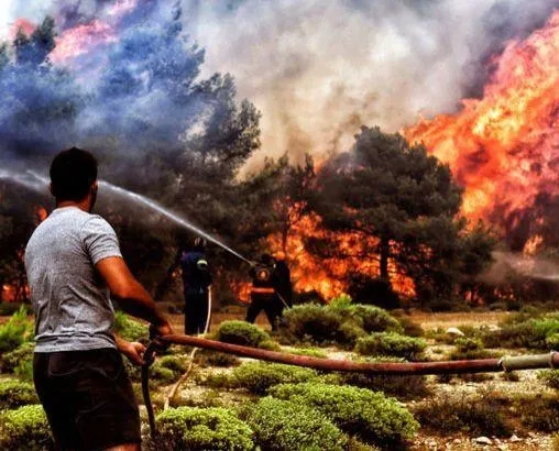 Yunanistan’da istifa depremi