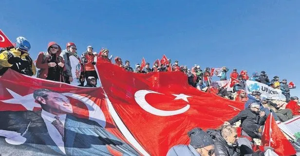 Niğde’de 101 dağcı Cumhuriyet için Ay-yıldızlı bayrağımızı Demirkazık’ın zirvesine taşıdı!