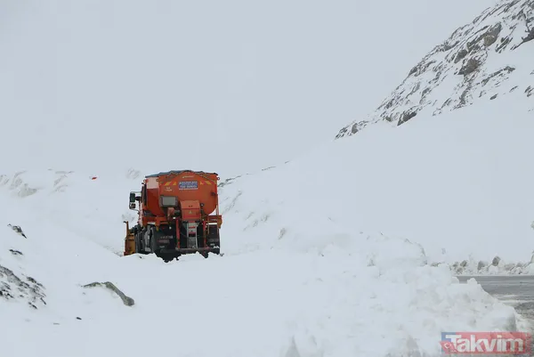 Mayıs ayının ortasında Van Bahçesaray'a 20 santimetre kalınlığında kar yağdı! Yazlık lastiği olanlar yolda kaldı besiciler zor anlar yaşadı - 17