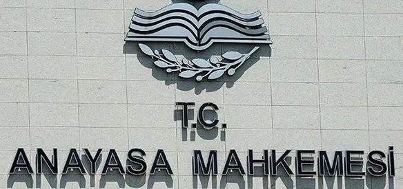 AYM BAŞÖRTÜSÜYLE DURUŞMAYA ALINMAYAN AVUKATI HAKLI BULDU