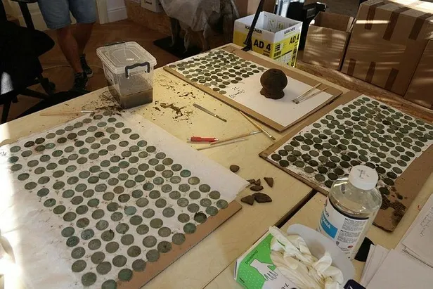 israrla-eseledi-gezmeye-cikarilan-kopek-14-yuzyildan-kalma-hazine-buldu-1631572978505.jpeg Israrla eşeledi! Gezmeye çıkarılan köpek 14. yüzyıldan kalma hazine buldu-4