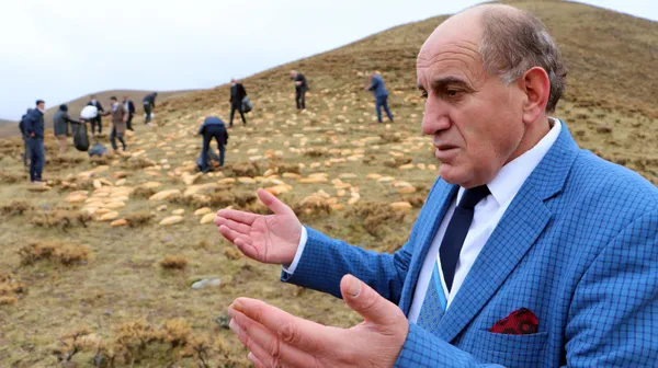 erzurum-esnafi-2020de-yasanan-felaketlerin-2021de-yasanmamasi-icin-dogaya-2001-ekmek-birakti-1605168111642.jpg Erzurum esnafı, 2020'de yaşanan felaketlerin 2021'de yaşanmaması için doğaya 2001 ekmek bıraktı-3