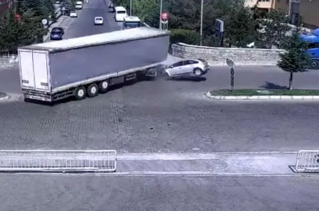 Facia anı saniye saniye kaydedildi! Son sürat TIR'a çarptı