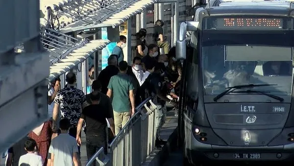 istanbul-cevizlibagdaki-metrobus-duraginda-korkutan-yogunluk-1599679575586.jpg İstanbul Cevizlibağ'daki metrobüs durağında korkutan yoğunluk-1