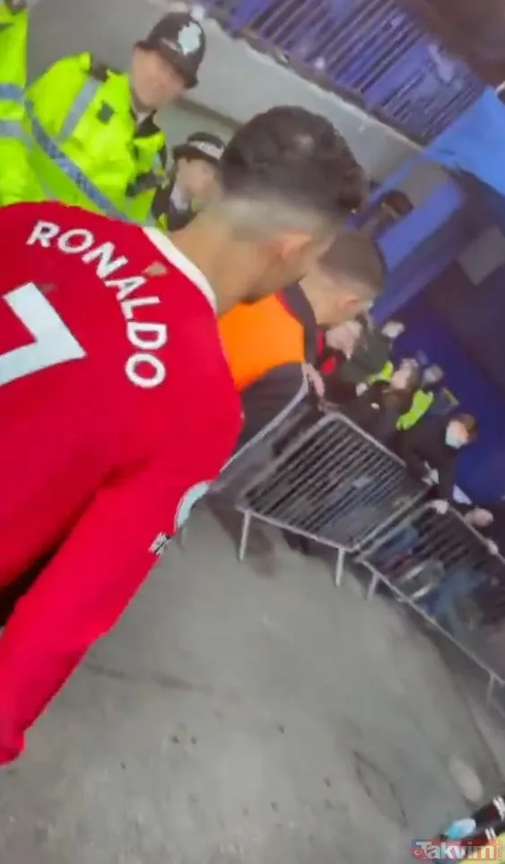 Cristiano Ronaldo'dan olay hareket! Çileden çıktı taraftarın telefonunu parçaladı - 8