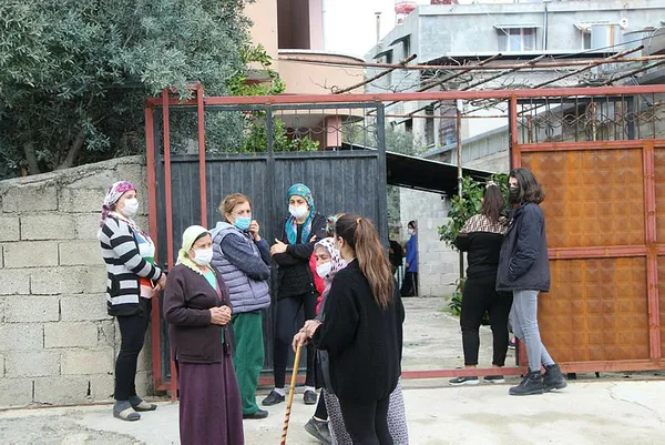 yanginda-olen-2-yasindaki-ikiz-kiz-kardesin-cenazesi-topraga-verildi-1615141100554.jpg Yangında ölen 2 yaşındaki ikiz kız kardeşin cenazesi toprağa verildi-5