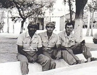 Siyasetçilerin askerlik fotoğrafları!