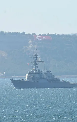 Çanakkale Boğazı'nda dikkat çeken hareketlilik! Savaş gemisi geçiş yaptı