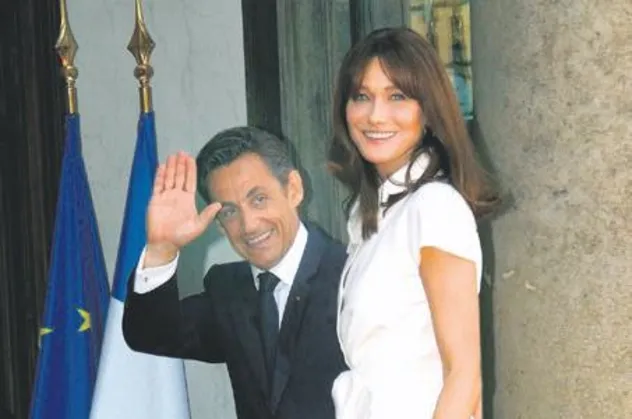 Sarkozy boyunu aştı