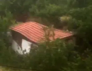 Amasya’da sel bir evi böyle yıktı