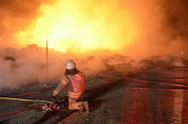 Son dakika: Arnavutköy'de depo yangını!