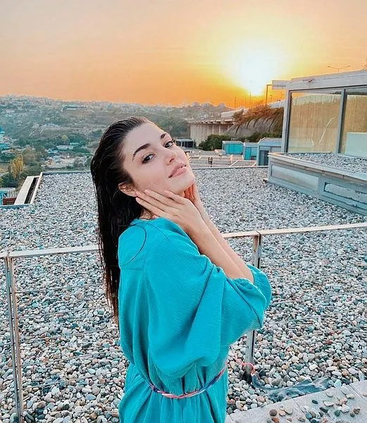 hande-ercelin-yukselen-sohreti-markalara-pahaliya-patladi-1665435475467.jpeg Hande Erçel'in yükselen şöhreti markalara pahalıya patladı!-5