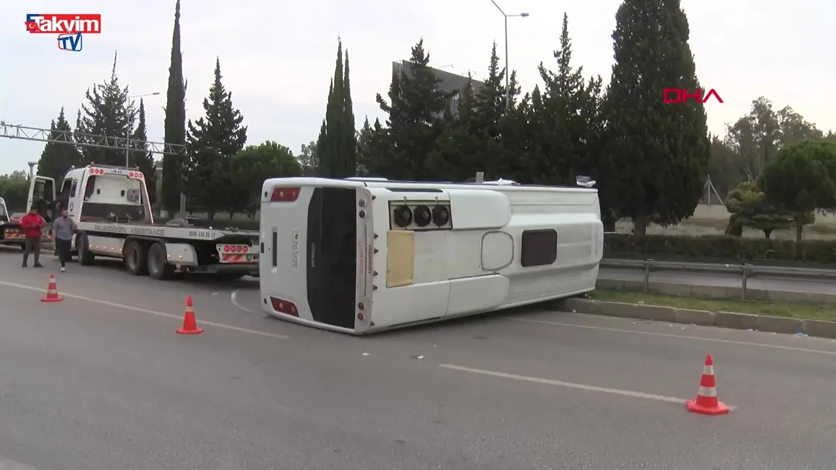 İzmir'de minibüs devrildi: 5 yaralı