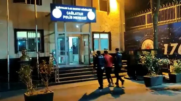 istanbul-kagithanede-uyusturucu-saticilari-sucustu-yakalandi-o-anlar-kamerada-1642260915473.jpeg İstanbul Kağıthane'de uyuşturucu satıcıları suçüstü yakalandı! O anlar kamerada-4