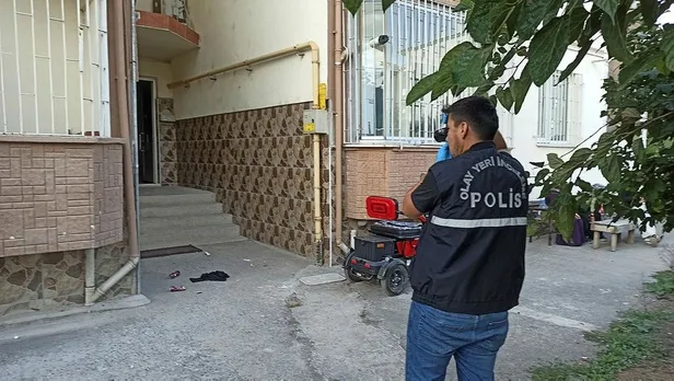 samsunda-dehset-annesini-ve-ablasini-darp-etti-agabeyinin-kayinbiraderini-bicakladi-1695047926163.jpeg Samsun'da dehşet: Annesini ve ablasını darp etti, ağabeyinin kayınbiraderini bıçakladı-1