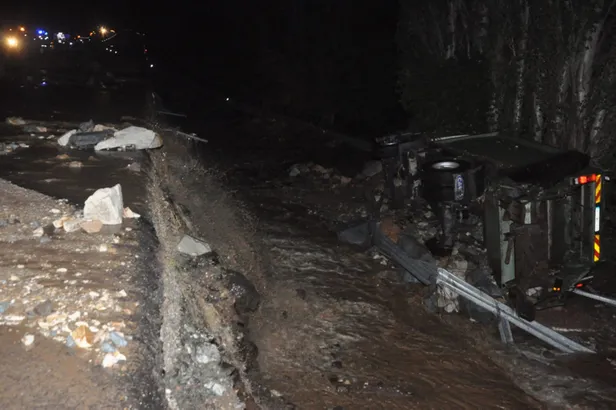 Sivas'ta HES kanalı patladı: 3 araç suya kapıldı-5