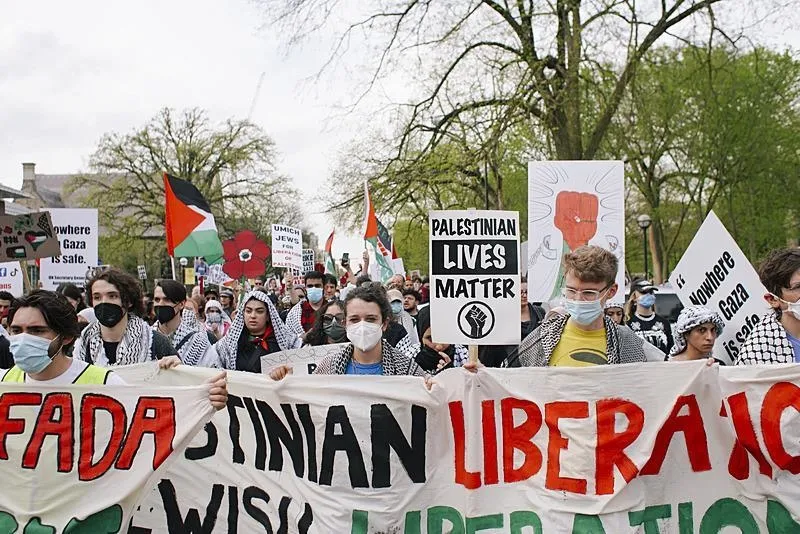 ABD'de katil İsrail yanlıları, Gazze'deki katliamı protesto eden siyahi kadınla maymun taklidi yaparak dalga geçti-2