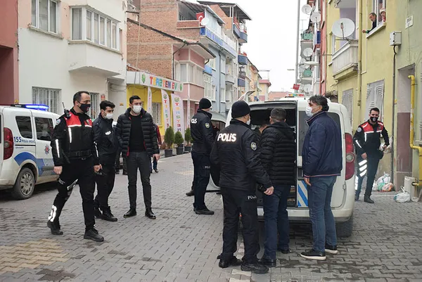 annesini-rehin-alan-genci-polis-ikna-etti-oldur-beni-oldurmezsen-ben-senin-canini-alacagim-oldur-oglum-beni-1607785805792.jpg Annesini bıçakla rehin alan genci polis ikna etti: Öldür beni, öldürmezsen ben senin canını alacağım, öldür oğlum beni-5