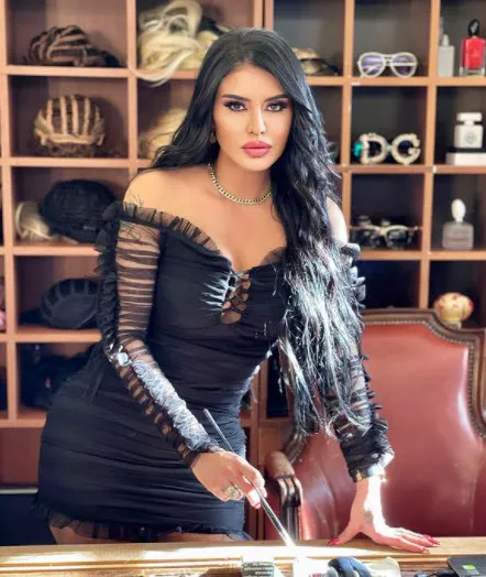 Ebru Polat'tan daracık tulumuyla yılan dansı içi görünüyor gibi olunca... 'içindeki...' Gülşen'e demediğini bırakmamıştı-7