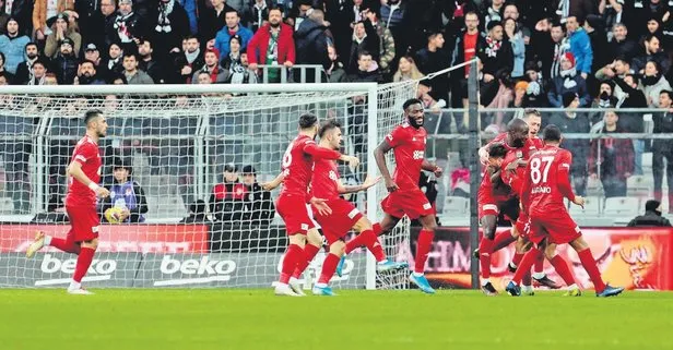 Sivasspor, Beşiktaş’ı 10 kişiyle mağlup etti