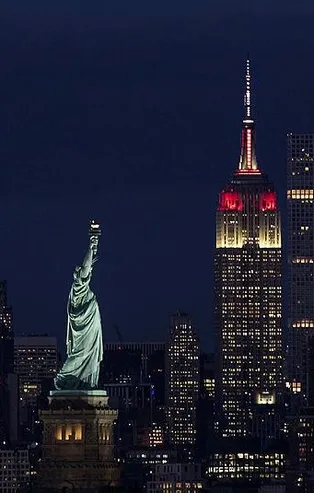 Empire State kırmızı beyaza büründü