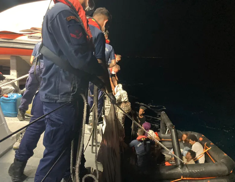 Yunanistan unsurlarınca geri itilen 9 göçmen kurtarıldı