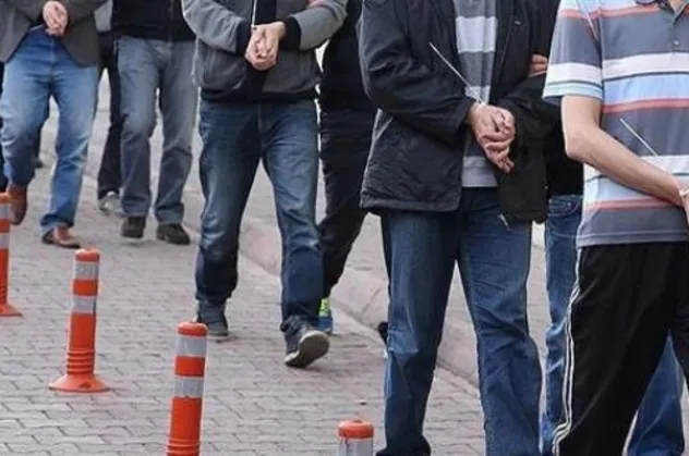 İzmir'de FETÖ operasyonu: 10 tutuklama