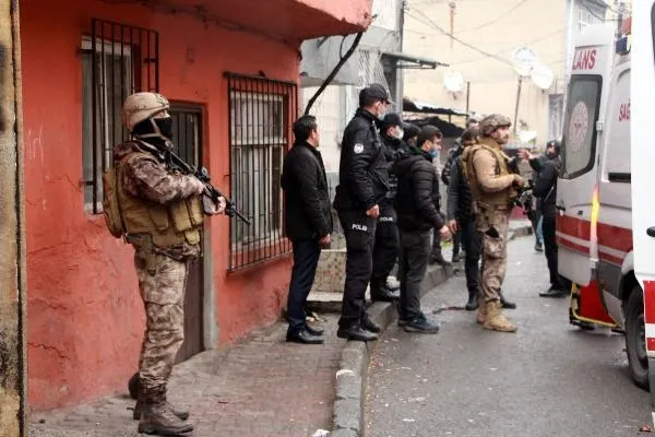 Şişli’de boşanma aşamasında olan eşini rehin alan Tugay Adak, Polis Özel Harekat tarafından etkisiz hale getirildi-6