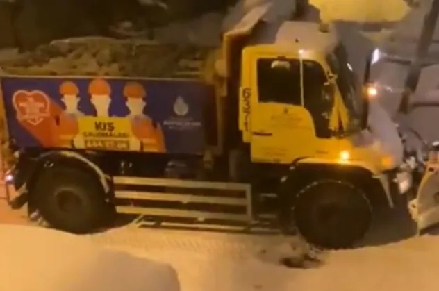 İBB'nin kar küreme aracı kara saplandı!