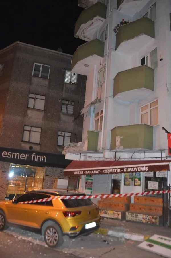 Avcılar'da gece yarısı korkutan olay: 42 yıllık binanın iki balkonu çöktü-2