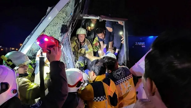 Çatalca'da korkutan kaza! Tıra arkadan çarpan otobüsün sürücüsü araçta sıkıştı-5