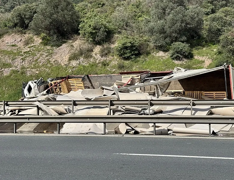 Anadolu Otoyolu’nda TIR kazası: Kocaeli kesiminde İstanbul yönü ulaşıma kapandı