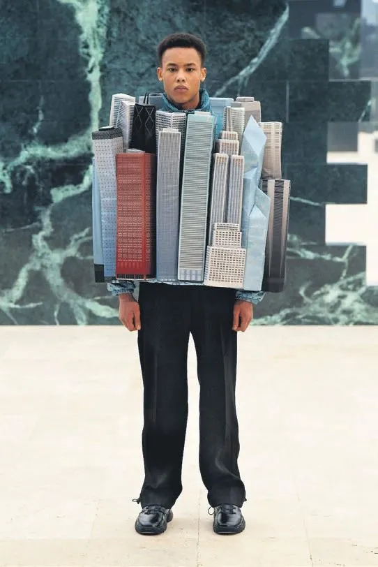 Modacılar çılgınlıkta adeta yarışa girdi: Tasarladıkları kıyafetleri görenler şoke oldu-2