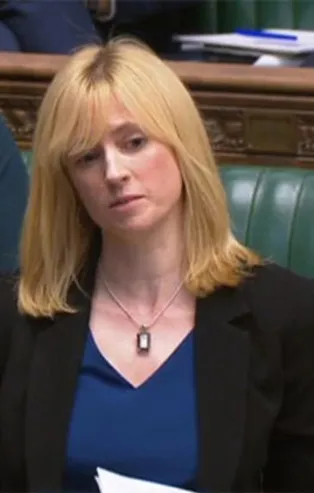 İngiltere'de bir skandal daha! Evli erkekle ilişkisi olduğu duyulunca...