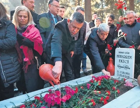 Özgür Özel mezar ziyaretinde bu sefer rakı yerine su döktü!